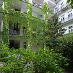 Beautiful Newly Refurbished Studio,fully Equipped Walking Distance To The Park Where Will Find The World Famous Szechenyi Thermal Bath Spa, Museums , And The Capital Circus , Ac, Smart Tv, High Speed Internet * Budapest