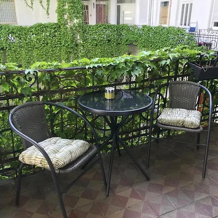 Beautiful Newly Refurbished Studio,fully Equipped Walking Distance To The Park Where Will Find The World Famous Szechenyi Thermal Bath Spa, Museums , And The Capital Circus , Ac, Smart Tv, High Speed Internet