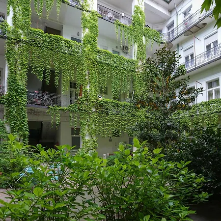 Beautiful Newly Refurbished Studio,fully Equipped Walking Distance To The Park Where Will Find The World Famous Szechenyi Thermal Bath Spa, Museums , And The Capital Circus , Ac, Smart Tv, High Speed Internet * Βουδαπέστη