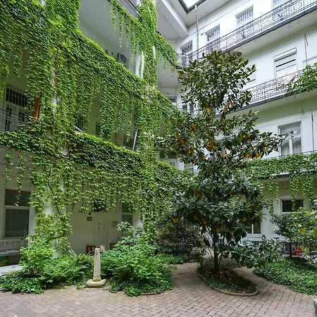Διαμέρισμα Beautiful Newly Refurbished Studio,fully Equipped Walking Distance To The Park Where Will Find The World Famous Szechenyi Thermal Bath Spa, Museums , And The Capital Circus , Ac, Smart Tv, High Speed Internet *