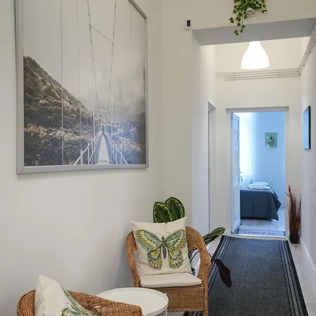 Διαμέρισμα Beautiful Newly Refurbished Studio,fully Equipped Walking Distance To The Park Where Will Find The World Famous Szechenyi Thermal Bath Spa, Museums , And The Capital Circus , Ac, Smart Tv, High Speed Internet Βουδαπέστη