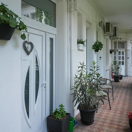 Beautiful Newly Refurbished Studio,fully Equipped Walking Distance To The Park Where Will Find The World Famous Szechenyi Thermal Bath Spa, Museums , And The Capital Circus , Ac, Smart Tv, High Speed Internet