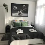 Beautiful Newly Refurbished Studio,fully Equipped Walking Distance To The Park Where Will Find The World Famous Szechenyi Thermal Bath Spa, Museums , And The Capital Circus , Ac, Smart Tv, High Speed Internet *