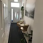 Beautiful Newly Refurbished Studio,fully Equipped Walking Distance To The Park Where Will Find The World Famous Szechenyi Thermal Bath Spa, Museums , And The Capital Circus , Ac, Smart Tv, High Speed Internet * Budapest
