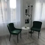 Beautiful Newly Refurbished Studio,fully Equipped Walking Distance To The Park Where Will Find The World Famous Szechenyi Thermal Bath Spa, Museums , And The Capital Circus , Ac, Smart Tv, High Speed Internet Apartamento Budapest