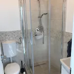 Beautiful Newly Refurbished Studio,fully Equipped Walking Distance To The Park Where Will Find The World Famous Szechenyi Thermal Bath Spa, Museums , And The Capital Circus , Ac, Smart Tv, High Speed Internet