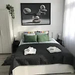 Apartamento Beautiful Newly Refurbished Studio,fully Equipped Walking Distance To The Park Where Will Find The World Famous Szechenyi Thermal Bath Spa, Museums , And The Capital Circus , Ac, Smart Tv, High Speed Internet *