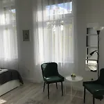 Beautiful Newly Refurbished Studio,fully Equipped Walking Distance To The Park Where Will Find The World Famous Szechenyi Thermal Bath Spa, Museums , And The Capital Circus , Ac, Smart Tv, High Speed Internet Budapest