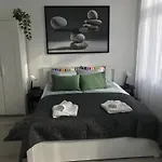 Beautiful Newly Refurbished Studio,fully Equipped Walking Distance To The Park Where Will Find The World Famous Szechenyi Thermal Bath Spa, Museums , And The Capital Circus , Ac, Smart Tv, High Speed Internet Budapest