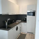 Beautiful Newly Refurbished Studio,fully Equipped Walking Distance To The Park Where Will Find The World Famous Szechenyi Thermal Bath Spa, Museums , And The Capital Circus , Ac, Smart Tv, High Speed Internet *