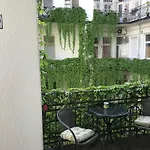 Apartamento Beautiful Newly Refurbished Studio,fully Equipped Walking Distance To The Park Where Will Find The World Famous Szechenyi Thermal Bath Spa, Museums , And The Capital Circus , Ac, Smart Tv, High Speed Internet *