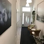 Beautiful Newly Refurbished Studio,fully Equipped Walking Distance To The Park Where Will Find The World Famous Szechenyi Thermal Bath Spa, Museums , And The Capital Circus , Ac, Smart Tv, High Speed Internet Apartamento Budapest