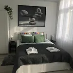 Beautiful Newly Refurbished Studio,fully Equipped Walking Distance To The Park Where Will Find The World Famous Szechenyi Thermal Bath Spa, Museums , And The Capital Circus , Ac, Smart Tv, High Speed Internet Budapest