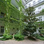 Apartamento Beautiful Newly Refurbished Studio,fully Equipped Walking Distance To The Park Where Will Find The World Famous Szechenyi Thermal Bath Spa, Museums , And The Capital Circus , Ac, Smart Tv, High Speed Internet *