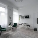 Beautiful Newly Refurbished Studio,fully Equipped Walking Distance To The Park Where Will Find The World Famous Szechenyi Thermal Bath Spa, Museums , And The Capital Circus , Ac, Smart Tv, High Speed Internet *