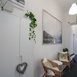 Beautiful Newly Refurbished Studio,fully Equipped Walking Distance To The Park Where Will Find The World Famous Szechenyi Thermal Bath Spa, Museums , And The Capital Circus , Ac, Smart Tv, High Speed Internet * Budapest