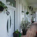 Beautiful Newly Refurbished Studio,fully Equipped Walking Distance To The Park Where Will Find The World Famous Szechenyi Thermal Bath Spa, Museums , And The Capital Circus , Ac, Smart Tv, High Speed Internet