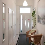 Beautiful Newly Refurbished Studio,fully Equipped Walking Distance To The Park Where Will Find The World Famous Szechenyi Thermal Bath Spa, Museums , And The Capital Circus , Ac, Smart Tv, High Speed Internet Apartamento