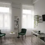 Beautiful Newly Refurbished Studio,fully Equipped Walking Distance To The Park Where Will Find The World Famous Szechenyi Thermal Bath Spa, Museums , And The Capital Circus , Ac, Smart Tv, High Speed Internet Apartamento Budapest