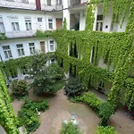 Apartamento Beautiful Newly Refurbished Studio,fully Equipped Walking Distance To The Park Where Will Find The World Famous Szechenyi Thermal Bath Spa, Museums , And The Capital Circus , Ac, Smart Tv, High Speed Internet Budapest