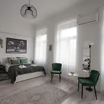 Beautiful Newly Refurbished Studio,fully Equipped Walking Distance To The Park Where Will Find The World Famous Szechenyi Thermal Bath Spa, Museums , And The Capital Circus , Ac, Smart Tv, High Speed Internet * Budapest