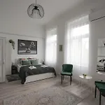 Beautiful Newly Refurbished Studio,fully Equipped Walking Distance To The Park Where Will Find The World Famous Szechenyi Thermal Bath Spa, Museums , And The Capital Circus , Ac, Smart Tv, High Speed Internet Apartamento