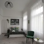 Apartamento Beautiful Newly Refurbished Studio,fully Equipped Walking Distance To The Park Where Will Find The World Famous Szechenyi Thermal Bath Spa, Museums , And The Capital Circus , Ac, Smart Tv, High Speed Internet