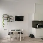 Beautiful Newly Refurbished Studio,fully Equipped Walking Distance To The Park Where Will Find The World Famous Szechenyi Thermal Bath Spa, Museums , And The Capital Circus , Ac, Smart Tv, High Speed Internet Budapest