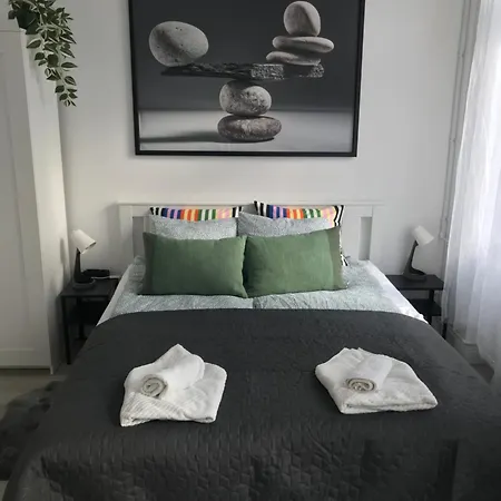 Beautiful Newly Refurbished Studio,fully Equipped Walking Distance To The Park Where Will Find The World Famous Szechenyi Thermal Bath Spa, Museums , And The Capital Circus , Ac, Smart Tv, High Speed Internet * Budapest