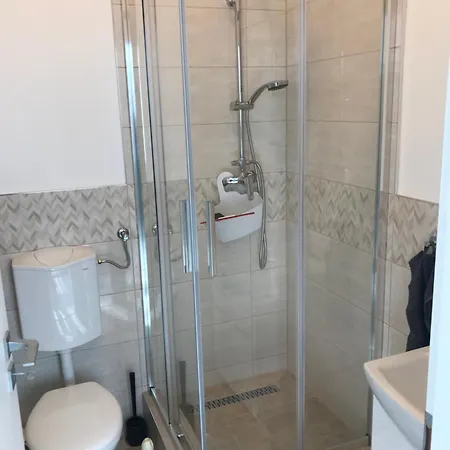 Beautiful Newly Refurbished Studio,fully Equipped Walking Distance To The Park Where Will Find The World Famous Szechenyi Thermal Bath Spa, Museums , And The Capital Circus , Ac, Smart Tv, High Speed Internet