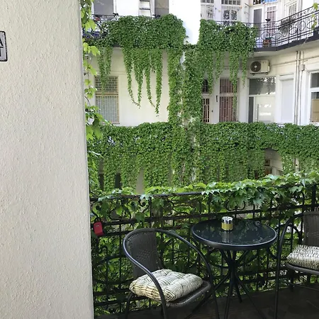 Lägenhet Beautiful Newly Refurbished Studio,fully Equipped Walking Distance To The Park Where Will Find The World Famous Szechenyi Thermal Bath Spa, Museums , And The Capital Circus , Ac, Smart Tv, High Speed Internet *