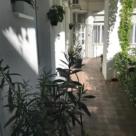 Beautiful Newly Refurbished Studio,fully Equipped Walking Distance To The Park Where Will Find The World Famous Szechenyi Thermal Bath Spa, Museums , And The Capital Circus , Ac, Smart Tv, High Speed Internet *