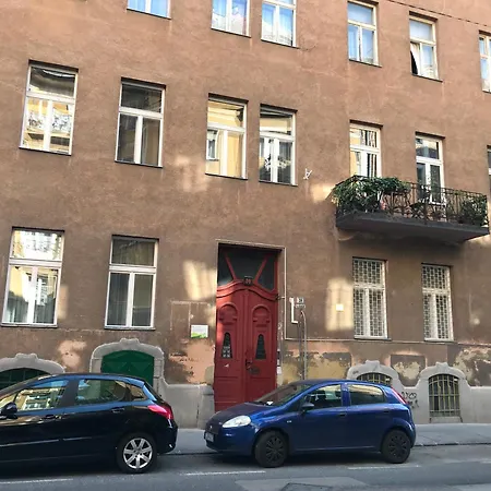 Apartamento Beautiful Newly Refurbished Studio,fully Equipped Walking Distance To The Park Where Will Find The World Famous Szechenyi Thermal Bath Spa, Museums , And The Capital Circus , Ac, Smart Tv, High Speed Internet Budapest
