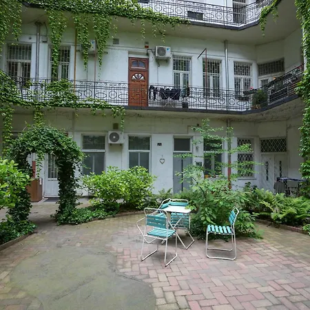Apartamento Beautiful Newly Refurbished Studio,fully Equipped Walking Distance To The Park Where Will Find The World Famous Szechenyi Thermal Bath Spa, Museums , And The Capital Circus , Ac, Smart Tv, High Speed Internet Budapest