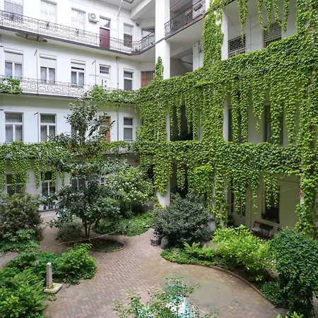 Beautiful Newly Refurbished Studio,fully Equipped Walking Distance To The Park Where Will Find The World Famous Szechenyi Thermal Bath Spa, Museums , And The Capital Circus , Ac, Smart Tv, High Speed Internet *