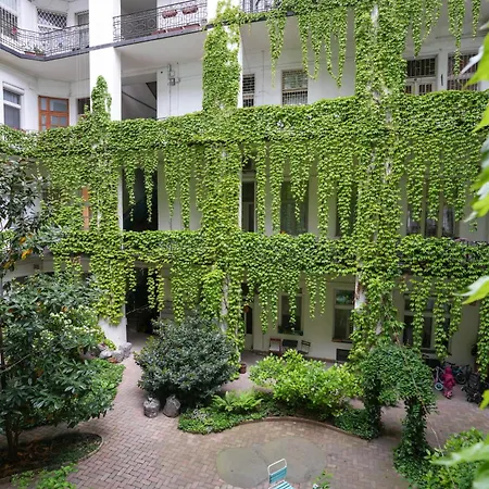 Apartamento Beautiful Newly Refurbished Studio,fully Equipped Walking Distance To The Park Where Will Find The World Famous Szechenyi Thermal Bath Spa, Museums , And The Capital Circus , Ac, Smart Tv, High Speed Internet Budapest