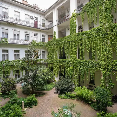 Beautiful Newly Refurbished Studio,fully Equipped Walking Distance To The Park Where Will Find The World Famous Szechenyi Thermal Bath Spa, Museums , And The Capital Circus , Ac, Smart Tv, High Speed Internet *