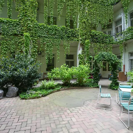 Beautiful Newly Refurbished Studio,fully Equipped Walking Distance To The Park Where Will Find The World Famous Szechenyi Thermal Bath Spa, Museums , And The Capital Circus , Ac, Smart Tv, High Speed Internet Apartamento