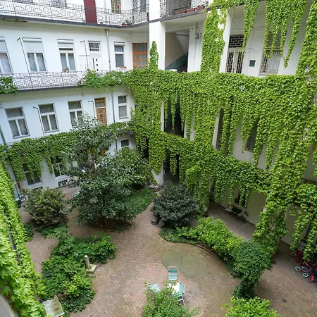 Apartament Beautiful Newly Refurbished Studio,fully Equipped Walking Distance To The Park Where Will Find The World Famous Szechenyi Thermal Bath Spa, Museums , And The Capital Circus , Ac, Smart Tv, High Speed Internet Budapeszt