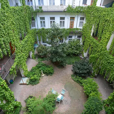 Beautiful Newly Refurbished Studio,fully Equipped Walking Distance To The Park Where Will Find The World Famous Szechenyi Thermal Bath Spa, Museums , And The Capital Circus , Ac, Smart Tv, High Speed Internet