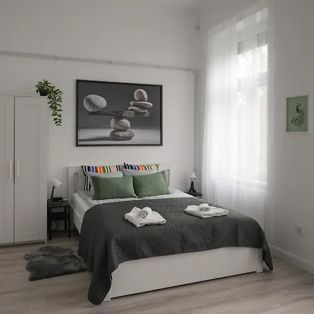 Beautiful Newly Refurbished Studio,fully Equipped Walking Distance To The Park Where Will Find The World Famous Szechenyi Thermal Bath Spa, Museums , And The Capital Circus , Ac, Smart Tv, High Speed Internet * Boedapest