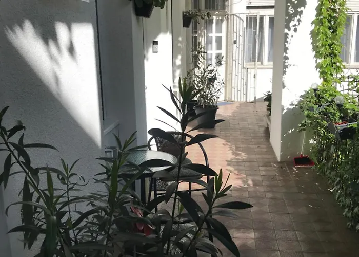 Beautiful Newly Refurbished Studio,fully Equipped Walking Distance To The Park Where Will Find The World Famous Szechenyi Thermal Bath Spa, Museums , And The Capital Circus , Ac, Smart Tv, High Speed Internet *