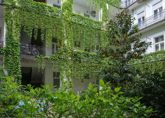 Beautiful Newly Refurbished Studio,fully Equipped Walking Distance To The Park Where Will Find The World Famous Szechenyi Thermal Bath Spa, Museums , And The Capital Circus , Ac, Smart Tv, High Speed Internet * 布达佩斯