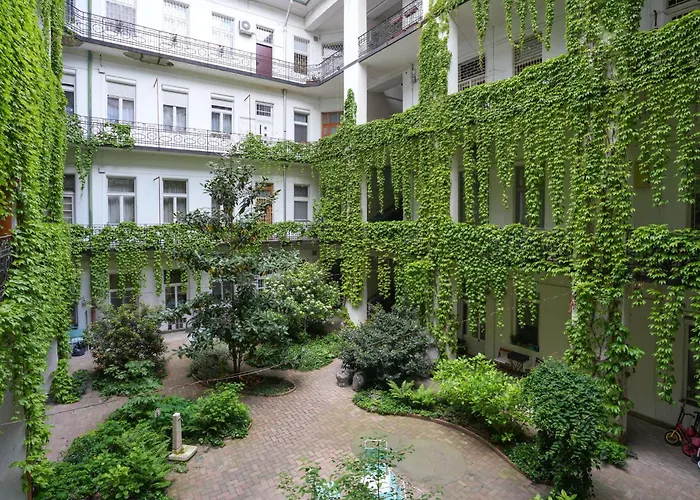 Beautiful Newly Refurbished Studio,fully Equipped Walking Distance To The Park Where Will Find The World Famous Szechenyi Thermal Bath Spa, Museums , And The Capital Circus , Ac, Smart Tv, High Speed Internet *